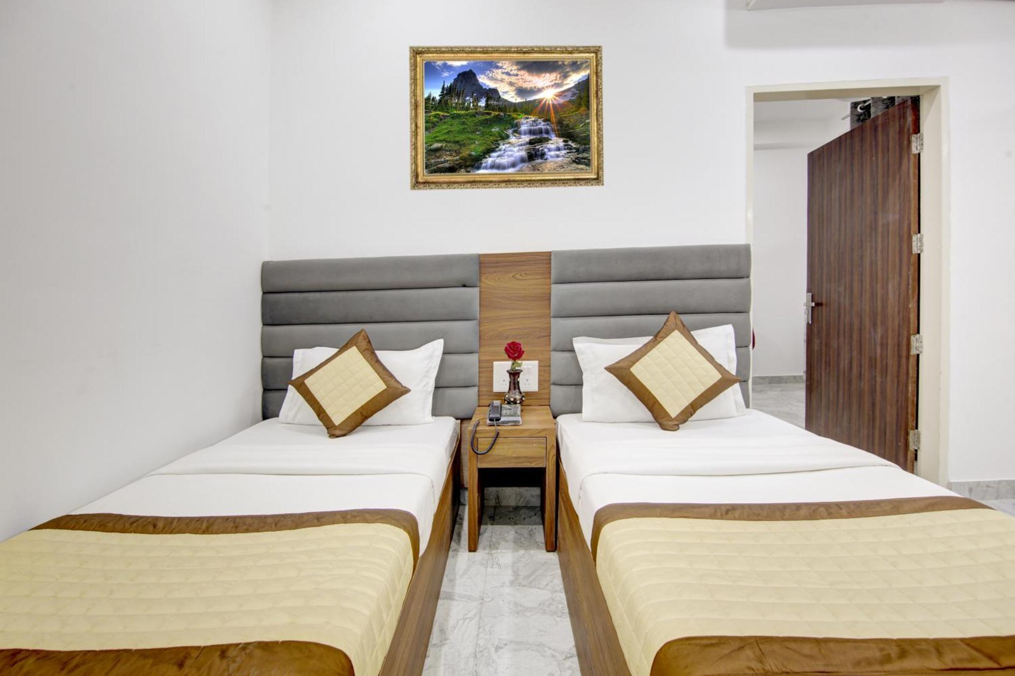 Hotel S B Inn - Near New Delhi Railway Station Paharganj Exteriör bild