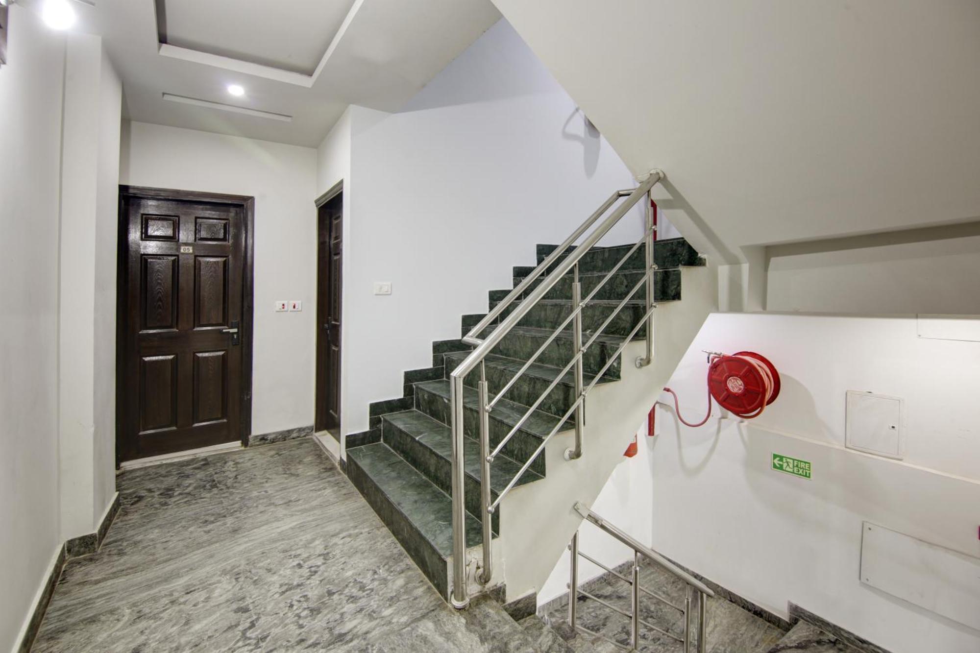 Hotel S B Inn - Near New Delhi Railway Station Paharganj Exteriör bild